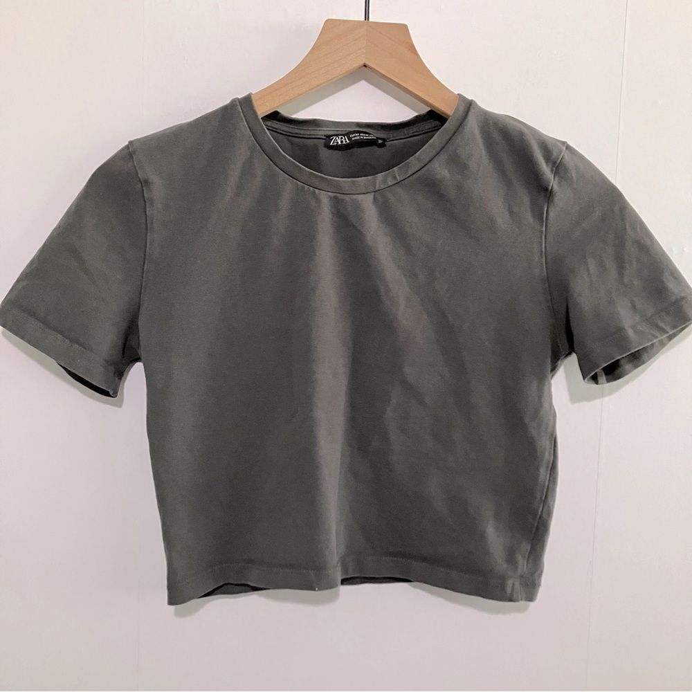 Zara Short Sleeve Cropped Tee in Charcoal Gray